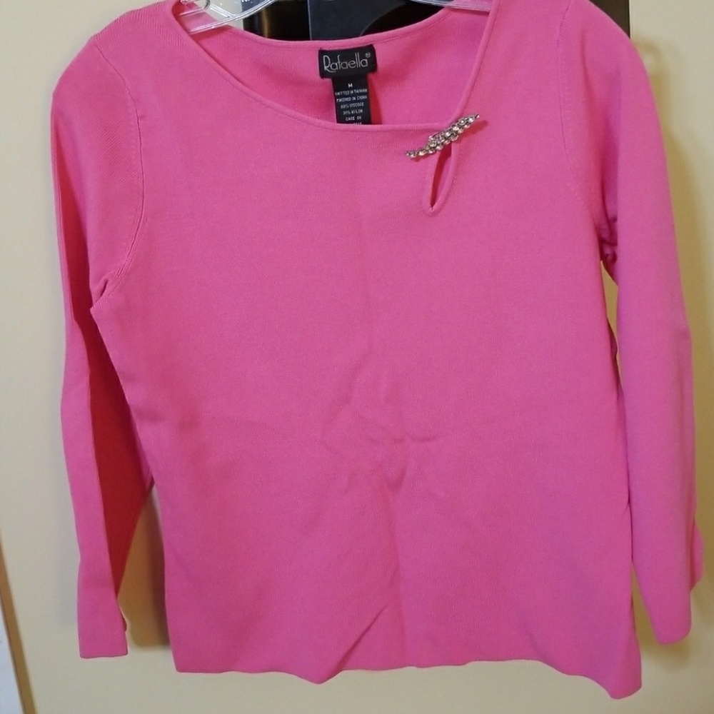 PINK SWEATER WITH RHINESTONE PIN